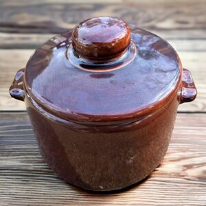 Westbend Brown Crockery Stoneware Beanpot 2qt heavy w/lid